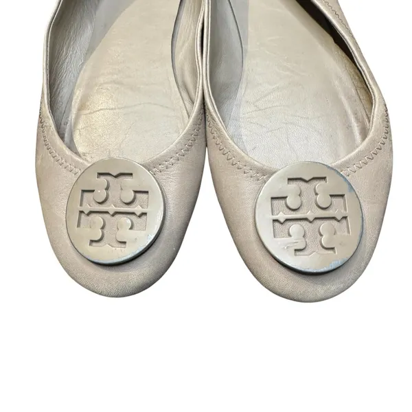 Tory Burch Shoes Womens Size 6 Beige‎ Leather Logo Ballet Flats Casual Comfort - Image 2