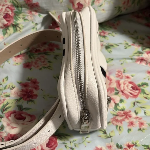 One size Steve Madden belted purse. - Image 5