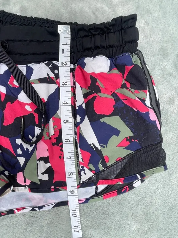 Lululemon Hotty Hot Short Activewear Gym Training Size 6 Performance Outdoor - Image 7