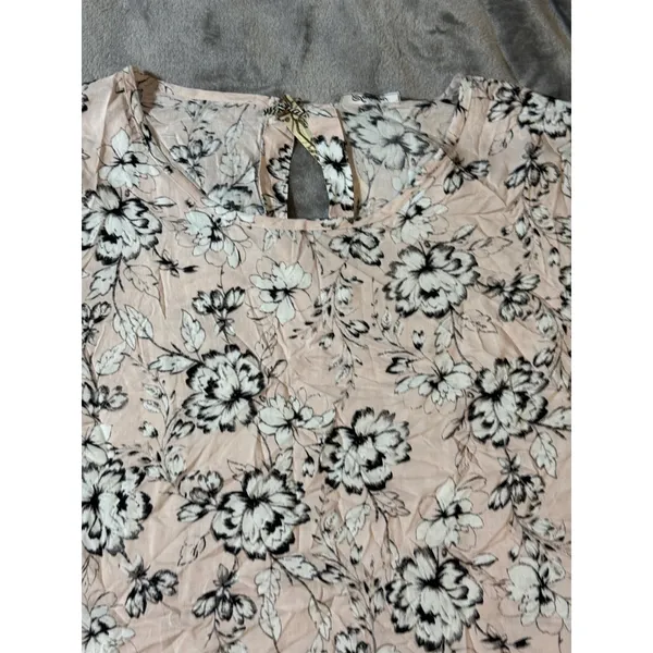 NWT Soirée Women‎ Blouse Short Sleeve Pale Pink Floral Crew Neck Size 1X - Image 5