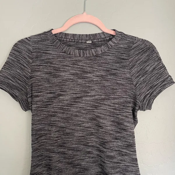 Lululemon & go Where To Dress Short Sleeve Sz 4 Heathered Black - Image 3