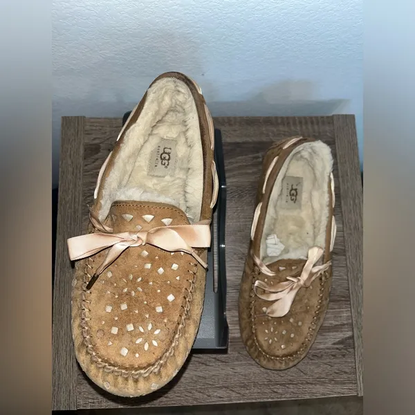 UGG Dakota Sunshine Perf Ribbon Satin Laces Bow Leather Chestnut Slippers Sz 9 - Image 4
