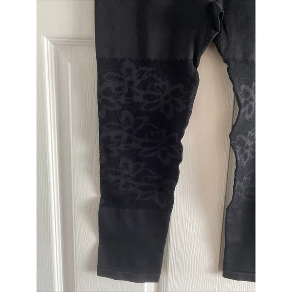 Fabletics Seamless Floral Capri Leggings Womens Size S Black Activewear Gym‎ Fit - Image 2