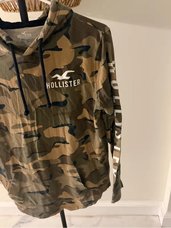 Hollister Men's Camo Pullover Hoodie in Green/Brown/Black - Image 4