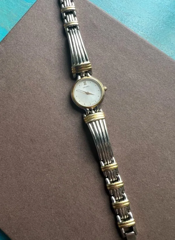 Ladies Seiko Wristwatch Two Tone Gold Tone Bracelet Style Vintage - Image 2