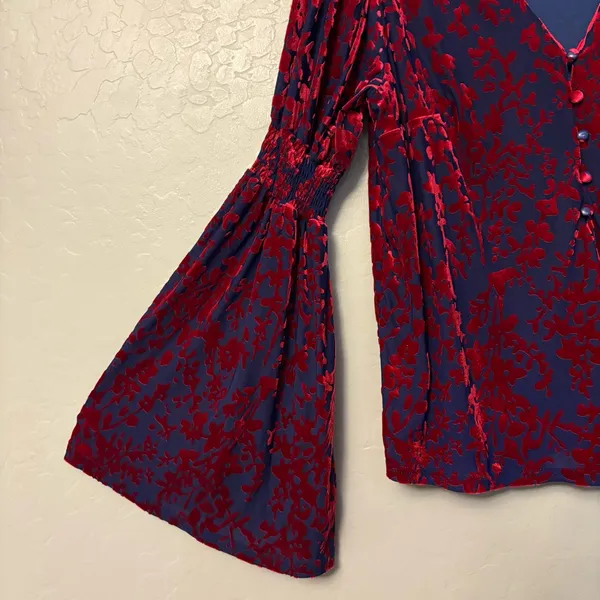 Vici blue and red floral velvet boho bell sleeve blouse size large - Image 6
