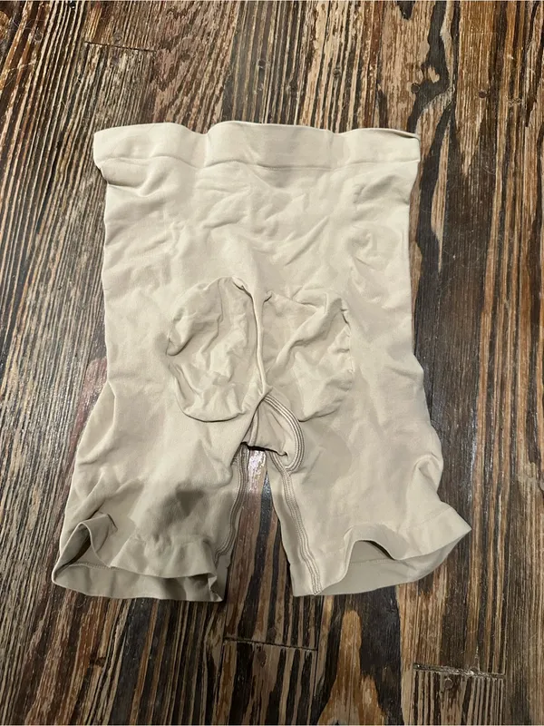 SKIMS NWT High-Waisted mid thigh Shapewear Shorts large - Image 3