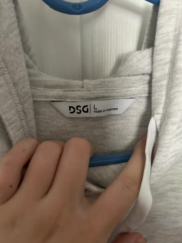 DICK'S Sporting Goods grey lightweight hoodie - Image 3