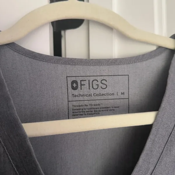 Figs Casma Three-Pocket Scrub Top gray short‎ sleeve v neck pocket - Image 3