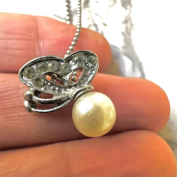 Vintage silver tone butterfly faux pearl pendant necklace - Image 3