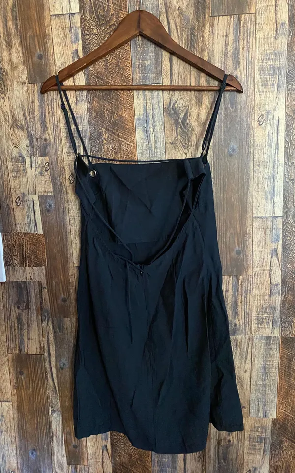 White Fox NWT  woman's black sleeveless size medium open back 100% polyester - Image 2
