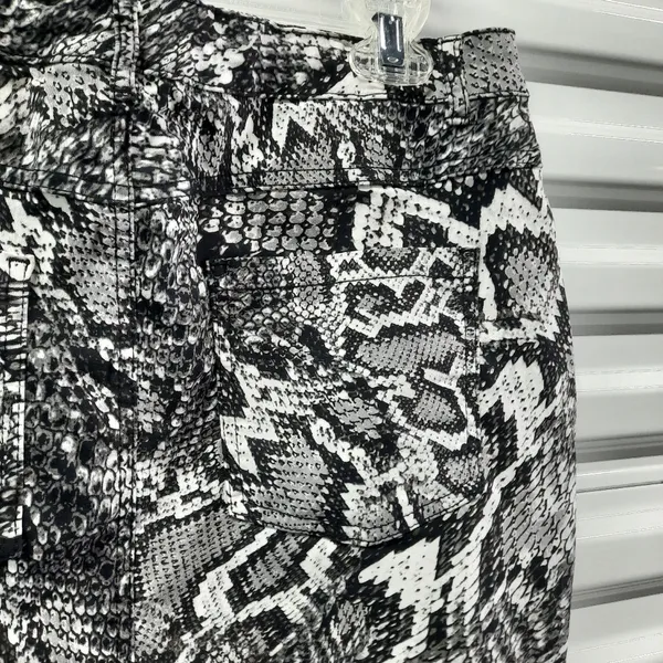 Y2K Snake Print Short Skirt Women's Size Large Black Gray Biker Moto Grunge - Image 3