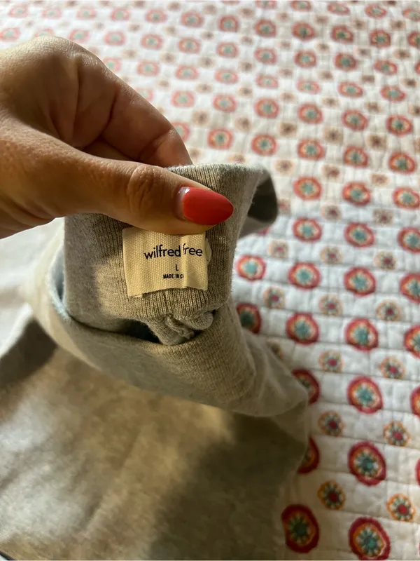 EUC Wilfred Free Gray Cargo Sweatpants size large - Image 3