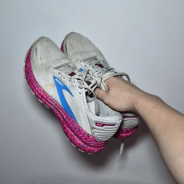 Brooks Women's White and Pink Trainers - Image 11