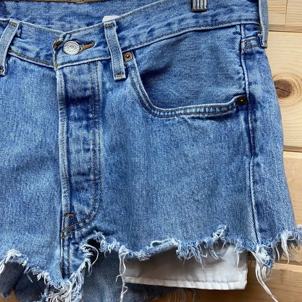Levi's 501 Distressed Cut Off Shorts 32 - Image 3