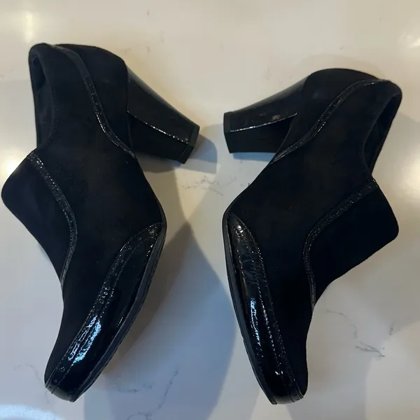 Clarks Artisan Black Suede and Patent Leather Heeled Shoes Classic Size 8 - Image 3