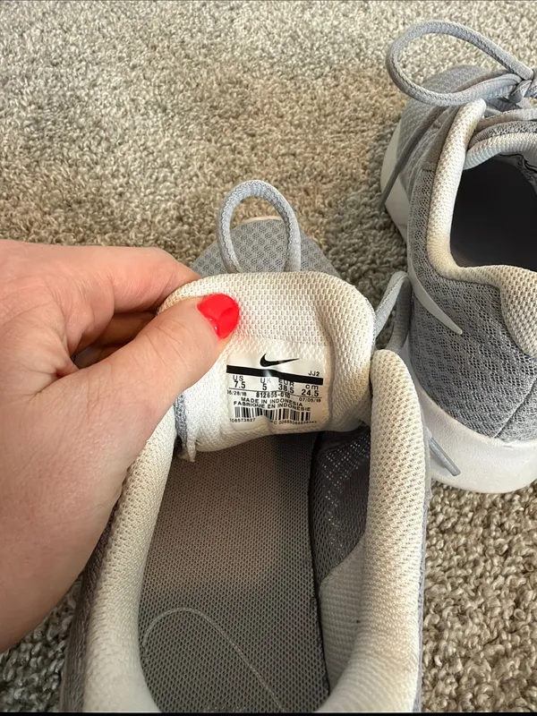 Nike Women’s Light Gray Mesh Sneakers - Image 4
