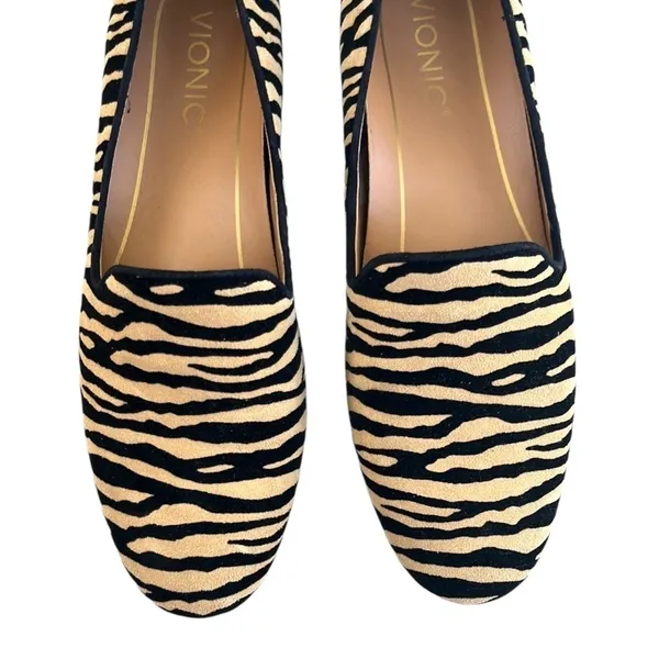EUC Vionic Leather Willa Loafers Animal Print Size 7 - Image 3