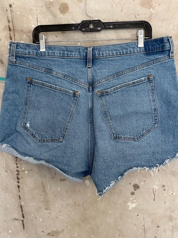 Abercrombie the High Rise 90s Relaxed Cutoff Short Curve Love - Image 3