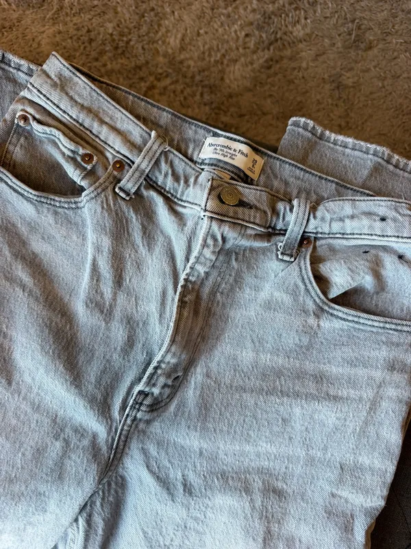 Abercrombie High-Rise Jeans Curve Love - Image 2