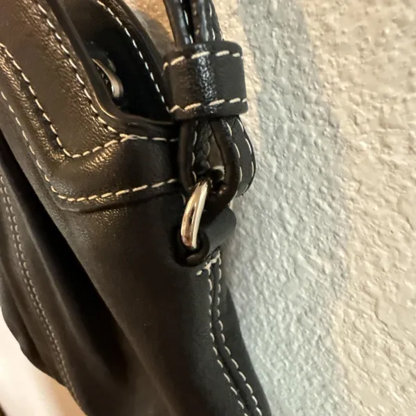 Levenger Carezza On-the-Town Black Leather Pouch Cross Body/Shoulder Bag in EUC‎ - Image 4