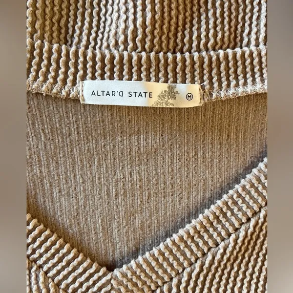 Altar'd State Womens Tan Textured V-Neck Cropped Sweater Boxy Fit Medium - Image 2