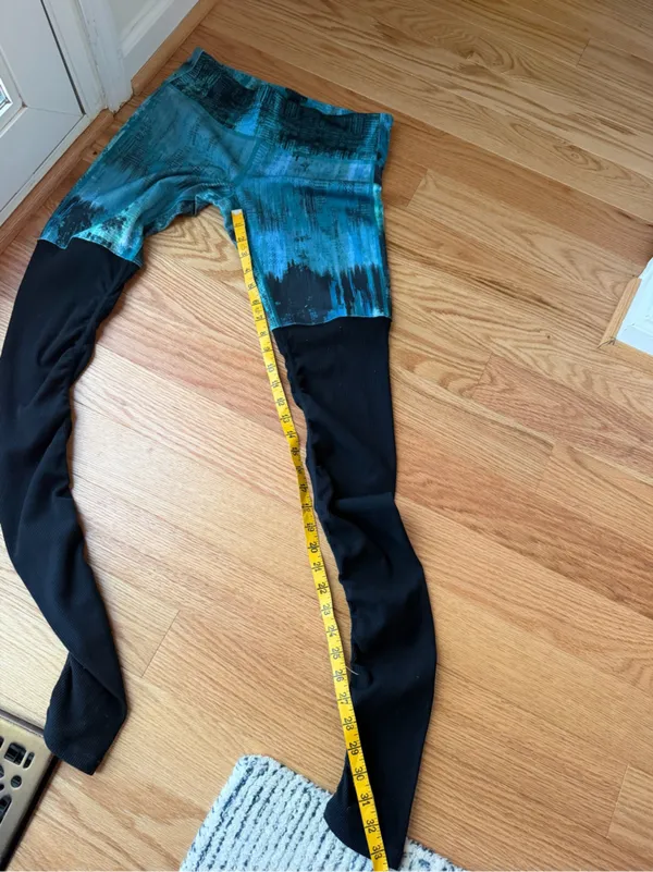 ALO Yoga Blue Teal Abstract Print Leggings with Black Ruched Lower Legs - Size S - Image 6