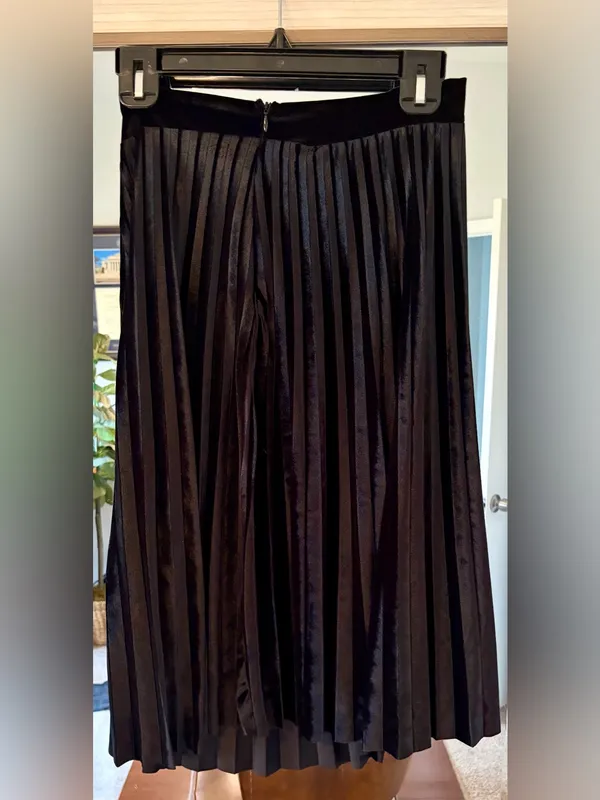 Hidden Alley Black Pleated Velvet Skirt size Small Classic Sunday bottom - Image 2