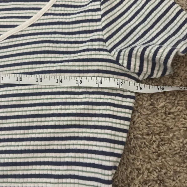 Levi’s short sleeve button down Ribbed Tee Shirt - Image 8