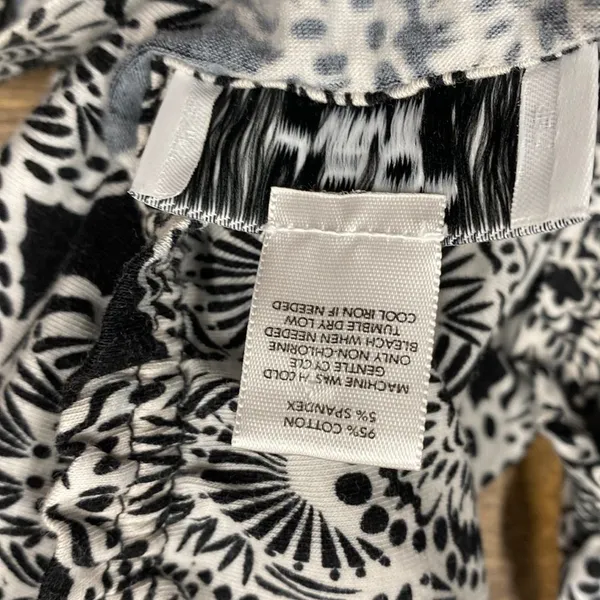 Ann Taylor LOFT size medium black & white floral top - Image 5