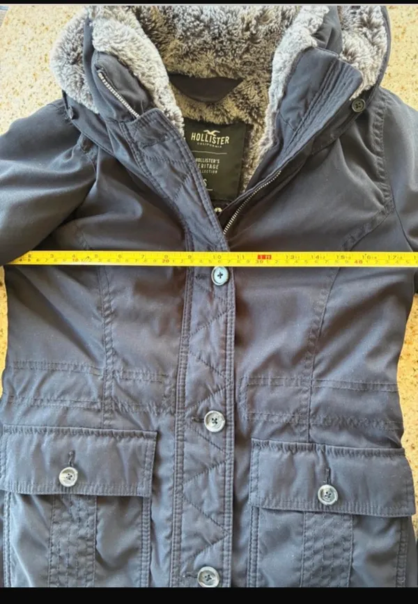 Y2K Hollister Women's Navy Sherpa Lined Winter Jacket missing fur on hood - Image 4