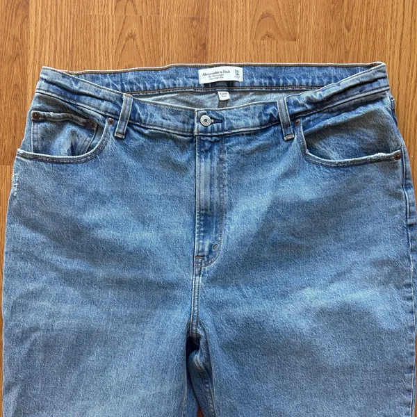 Abercrombie & Fitch Curve Love Ultra High Rise 90s Straight Jean Size 34 - Image 6