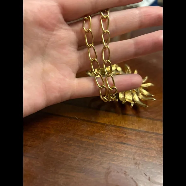 Very large chunky jewelry gold tone fashion jewlery necklace - Image 4