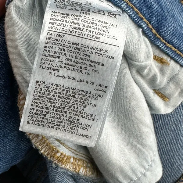 Old Navy Womens Size 14 Medium Wash Cuffed Denim‎ Jean Shorts 3 Inch Inseam - Image 4