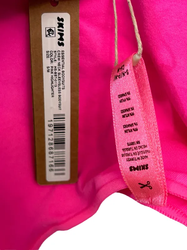 SKIMS ESSENTIALS CREWNECK SEAMLESS BODYSUIT in PINK HIGHLIGHTER NEW S/M - Image 5