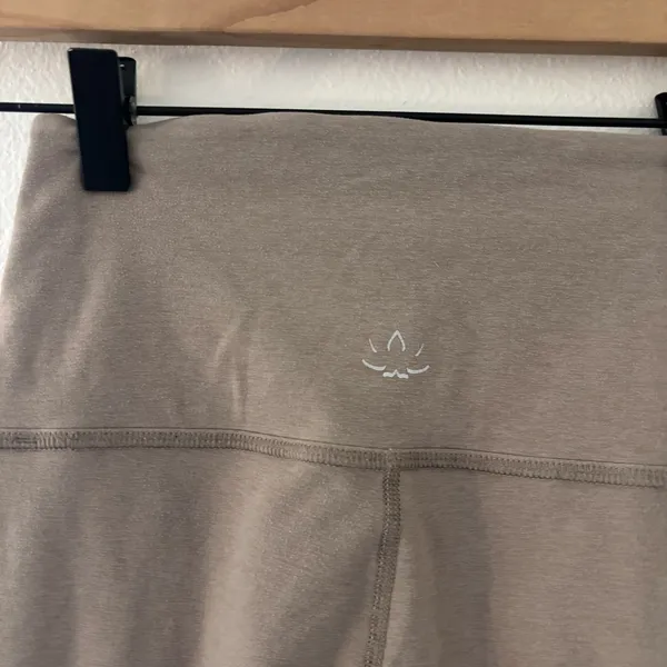 Beyond Yoga tan high rise leggings cropped length - Image 3