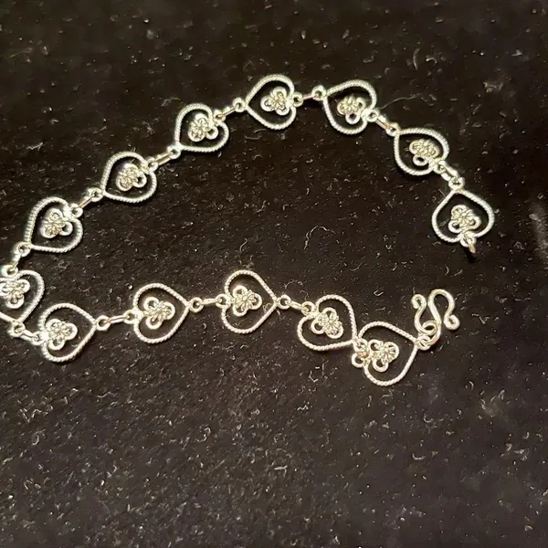 7-inch Silver-Tone Simple Elegant Heart Clasped Timeless Chain Bracelet - Image 3