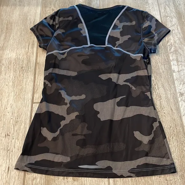 Under Armour Black and Gray Camo Athletic T-Shirt Size S - Image 5