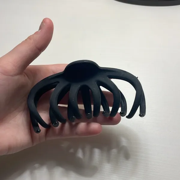 Anthropologie Courtside Matte Claw Hair Clip Black - Image 3