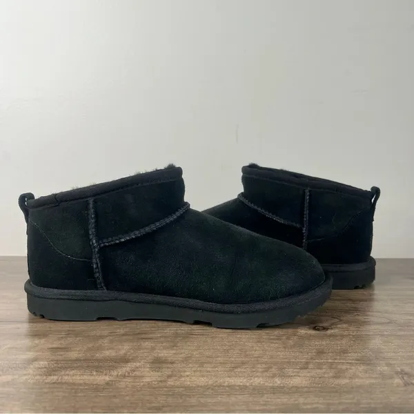 Ugg Youth Women’s Black Mini Boot Size 6 or Women's Size 8 SKU#24325 - Image 6