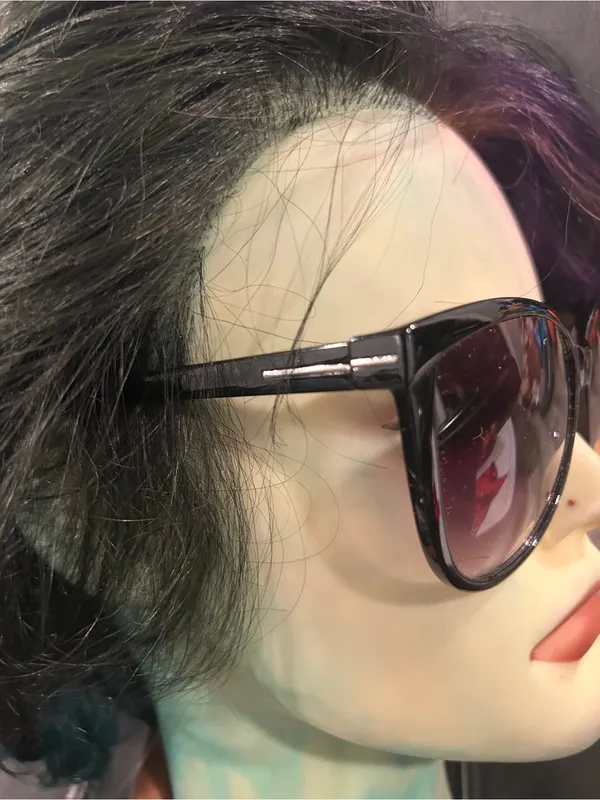 Steve Madden Black Frame Sunglasses with Dark Gradient Lenses - Image 5