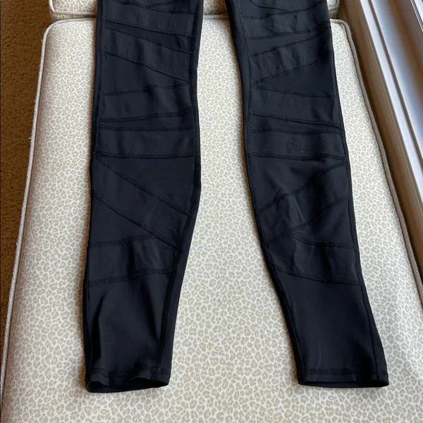 Lululemon Black Leggings with criss cross sheer panels down front of leg size 6 - Image 3