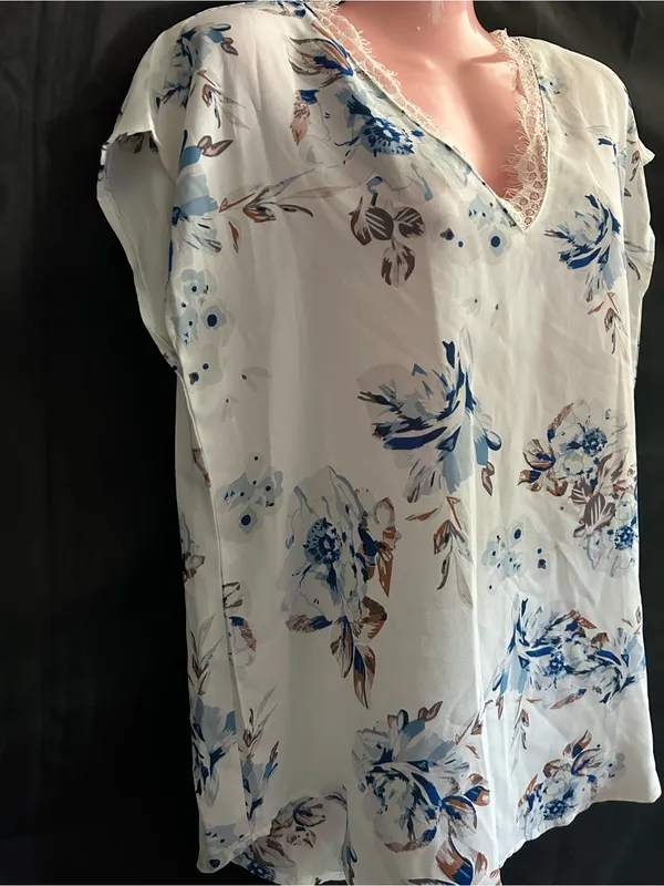 SHEIN Floral Lace-Trim V-Neck Blouse in White & Blue LG - Image 4