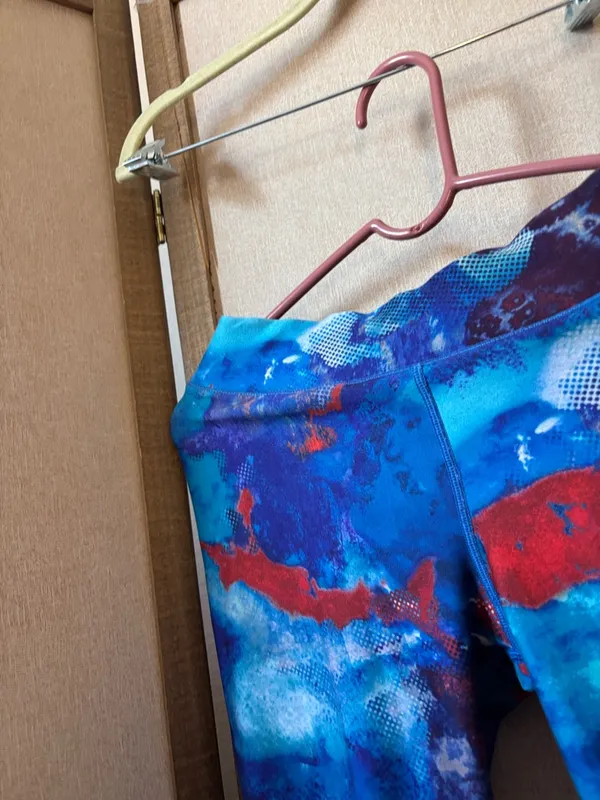 Reebok ladies Blue, Red & Purple Abstract Print Capri Leggings Small - Image 2