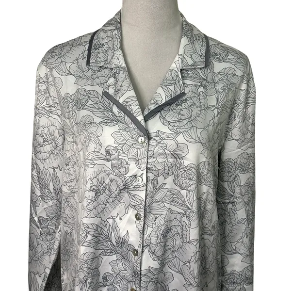 Nordstrom Rack Women's Gray/White Floral Satin Button Up Sleep Shirt M NWOT - Image 2
