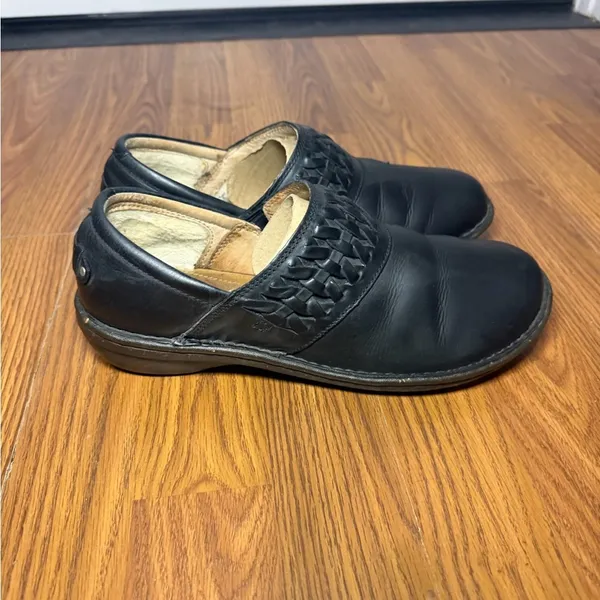 UGG Anila black leather slip-on clogs with a woven vamp detail size 9 - Image 3