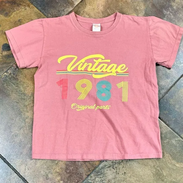 Graphic Tops Burgundy Retro-style Graphic T-shirt "Vintage 1981 Original Parts” - Image 3
