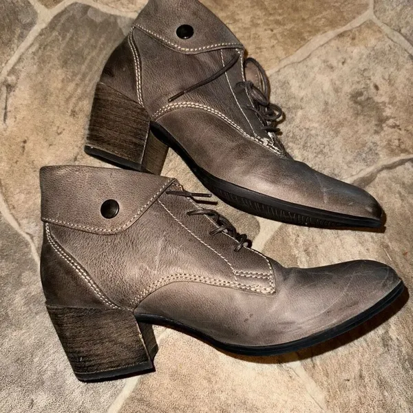 Taos heeled brown lace up 8.5 ortho ankle booties - Image 3