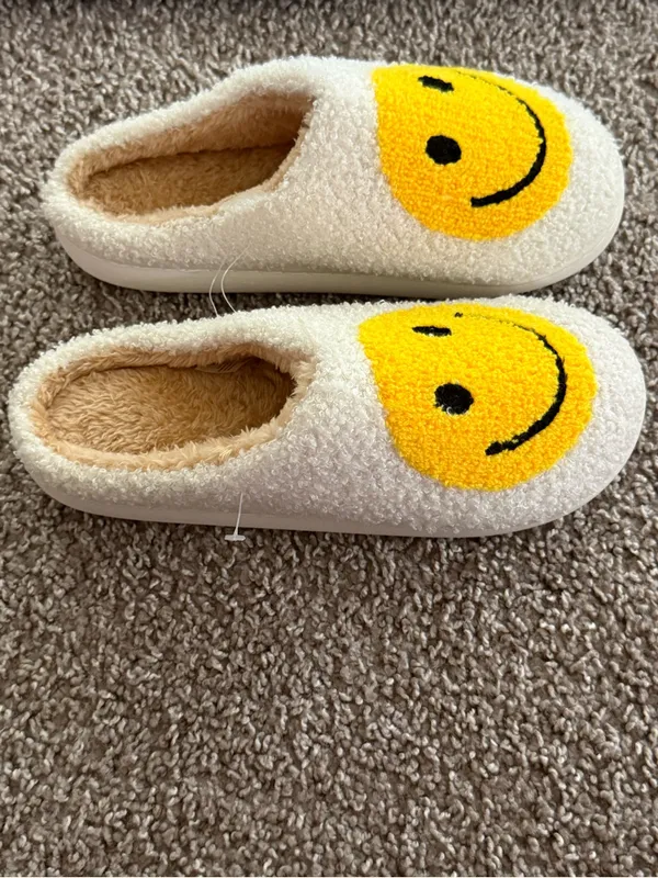 NEWSmiley Face Fuzzy Sherpa Slipper White Yellow Happy Face Cozy House Shoes 7-8 - Image 8