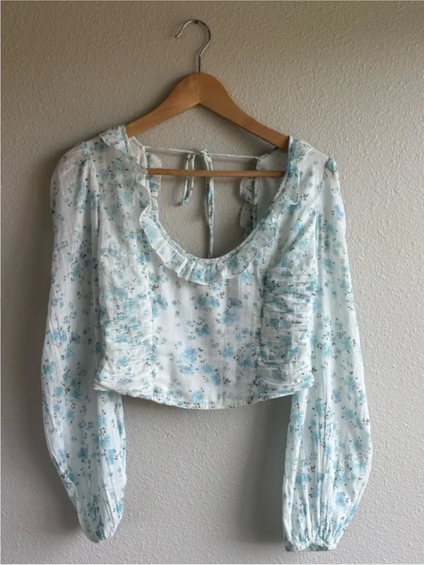Floral Ruffle Scoop-Neck Crop Top in White and Light Blue - Image 4